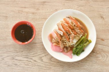 Dilimlenmiş ördek soslu pilav pembe turşulu zencefil ve haşlanmış lahana soslu tatlı soya sosu tabakta.