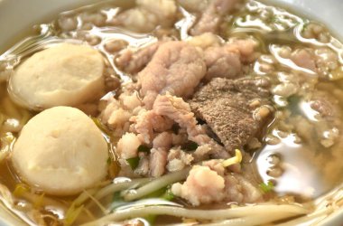 Kaynamış et, domuz pirzolası ve köfte kasede berrak çorba. 