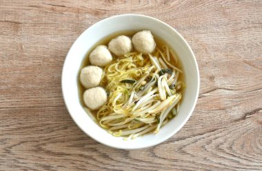 Çin usulü haşlanmış yumurtalı şehriye ile domuz köftesi ve kase üzerinde temiz çorba.