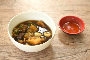 Bambu filizi ile haşlanmış balık maw, kırmızı et suyu çorbası ile haşlanmış yumurta.