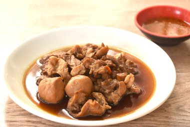 haşlanmış domuz eti ve sebzeli köfte. Kahverengi çorba ve baharatlı biber sosu. 