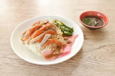 Dilimlenmiş ördek soslu pilav pembe turşulu zencefil ve haşlanmış lahana soslu tatlı soya sosu tabakta.