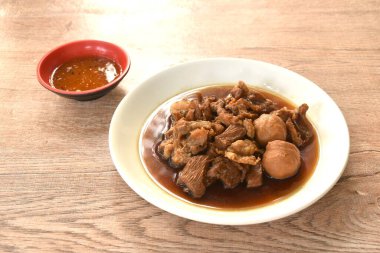 haşlanmış domuz eti ve sebzeli köfte. Kahverengi çorba ve baharatlı biber sosu. 