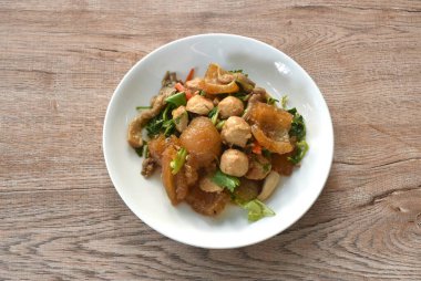 Kızarmış domuz derisi, domuz köftesi ve tabakta mantar. 