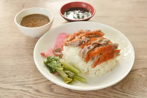 Dilimlenmiş ördek soslu pilav pembe turşulu zencefil ve haşlanmış lahana soslu tatlı soya sosu tabakta.