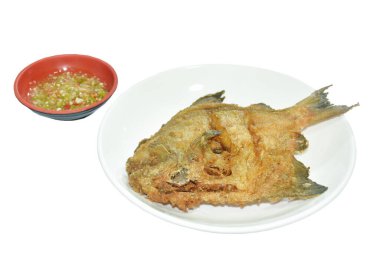 Kızarmış gri kelebek ya da baharatlı deniz ürünleri soslu gümüşi pomfret.