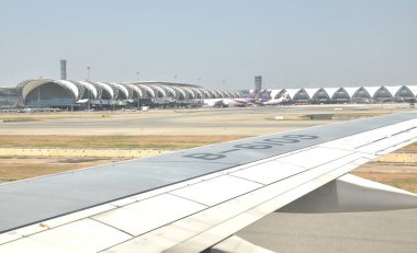 Samutprakan Tayland 7 Mart 2024: Kanat ticari uçakla Suvarnabhumi havaalanına iniyor.