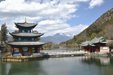 Lijiang Çin Mart, 6 2024: Lijiang antik kentinde siyah ejderha havuzu milli parkı