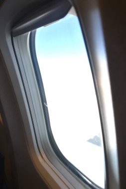 gökyüzünde düzlem pencere çerçeve yüksekliği yakın 