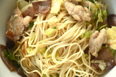 Çin usulü kızarmış pirinç eriştesi lahana ve kasede domuz eti.