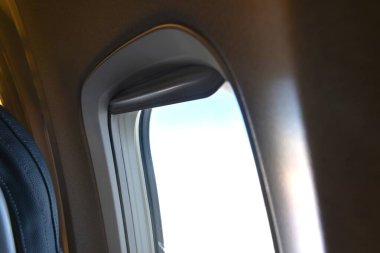 gökyüzünde düzlem pencere çerçeve yüksekliği yakın 