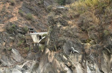 Nehir kaplan dağından akarak Çin 'deki vadiyi aşıyor.