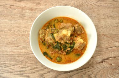 Hindistancevizi sütlü köri çorbası ve fesleğenli domuz kemiği.