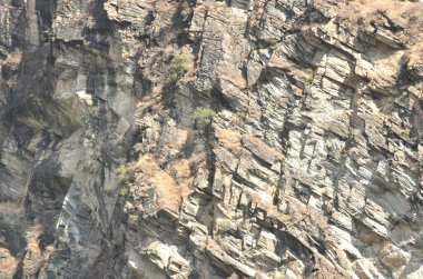 Nehir kaplan dağından akarak Çin 'deki vadiyi aşıyor.