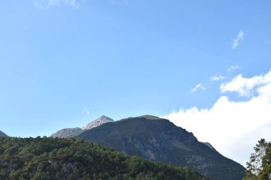 Çin 'deki Lijiang' da parlak gökyüzünde dağ manzarası