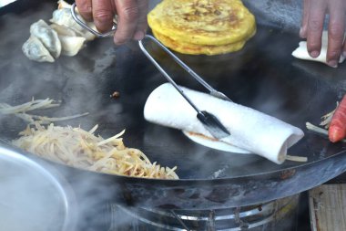 Çin 'de fasulye filizi ve tofu sokak yemeği sarılı sıcak bahar böreği.