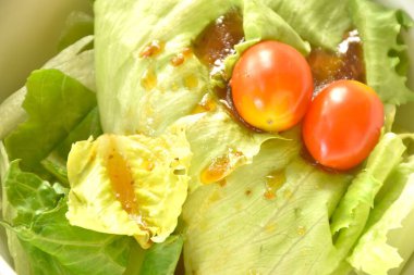 Koçlar ve domates salatası Japon susamlı soya sosu.