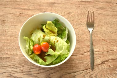 Koçlar ve domates salatası Japon susamlı soya sosu.