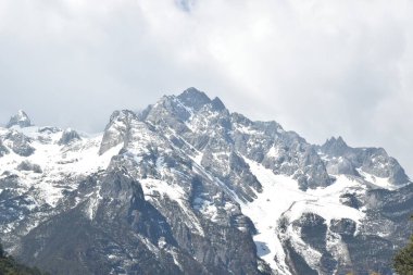 Çin 'deki Yeşim Ejder Karlı Dağ Milli Parkı' nın tepesinde.
