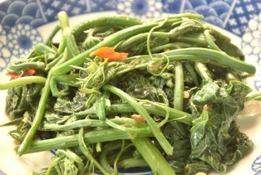 Chili ve soya soslu kızarmış Chayote filizi.