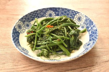 Chili ve soya soslu kızarmış Chayote filizi.