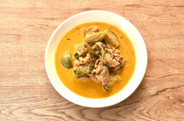 Hindistan cevizi sütlü yeşil köri çorbası ve patlıcanlı haşlanmış domuz eti.