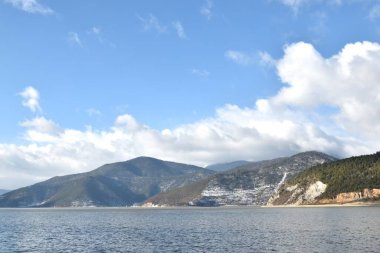 Napa gölü çayırlarının manzarası. Çin 'de yaz seyahatinde su ile birlikte.