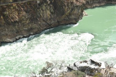 Nehir kaplan dağından akarak Çin 'deki vadiyi aşıyor.