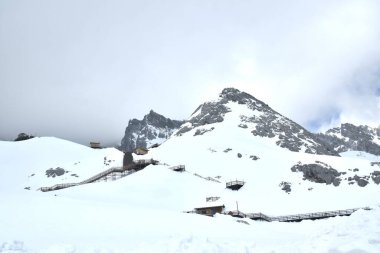 Çin 'deki Yeşim Ejder Karlı Dağ Milli Parkı' nın tepesinde.