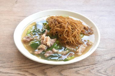 Dilimlenmiş etli makarna ve Çin lahanası soslu sos. 