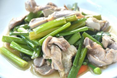 Kızarmış sarımsaklı soğan ve tavuklu org.