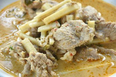 Hindistan cevizli taze hindistan cevizi filizi ve hindistan cevizi sütlü yeşil köri çorbası tabakta. 