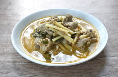 Hindistan cevizli taze hindistan cevizi filizi ve hindistan cevizi sütlü yeşil köri çorbası tabakta. 