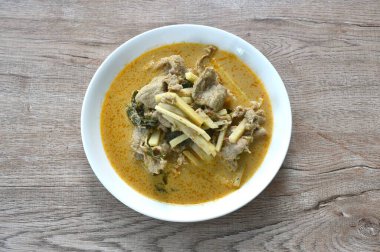 Hindistan cevizli taze hindistan cevizi filizi ve hindistan cevizi sütlü yeşil köri çorbası tabakta. 