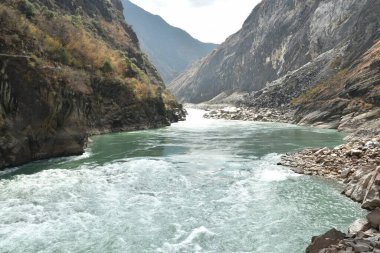 Nehir kaplan dağından akarak Çin 'deki vadiyi aşıyor.