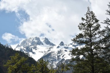 Çin 'deki Yeşim Ejder Karlı Dağ Milli Parkı' nın tepesinde.
