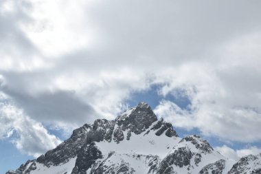 Çin 'deki Yeşim Ejder Karlı Dağ Milli Parkı' nın tepesinde.