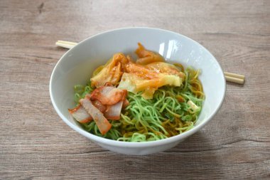 Kuru Çin yumurtası sarısı erişte, barbekü domuz eti ve tatlı soslu kırmızı sos.