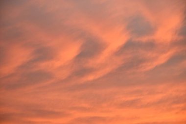 Bulutlar alacakaranlıkta yayılıyor. Gün batımı gökyüzü.