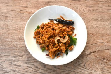 Cevizli ve biberli kızarmış tavuk. 