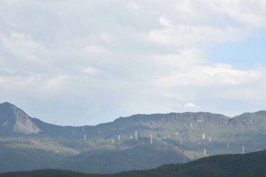 Çin 'deki dağın tepesinde yüksek voltaj direği