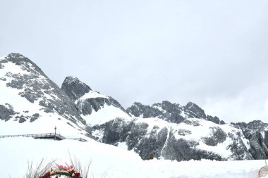 Çin 'deki Yeşim Ejder Karlı Dağ Milli Parkı' nın tepesinde.