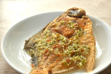 Kızarmış beyaz kelebek ya da gümüş pomfret Tayland baharatlı deniz ürünleri sosu tabakta. 