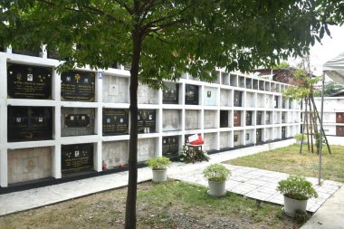 Bangkok, Tayland Nisan 12, 2024: Wat Mae Phra Prachak Mueang Lourdes Kilisesi mezarlığı, Bangsakae Hıristiyan cemaati ve şimdiye kadar Taylandlılarla uyum