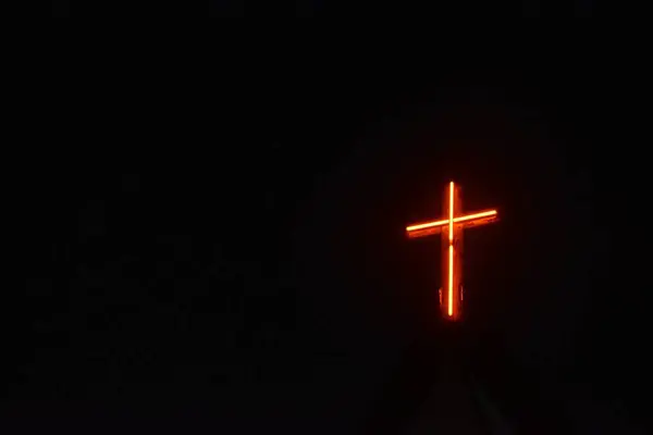 โคมไฟส แดงในไม กางเขนบนหล งคาของคร สตจ กรคร สเต ยนในพ นหล องฟ ภาพสต็อก