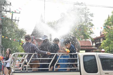 Ayutthaya Tayland 14 Nisan 2024: Songkarn festivalinde turistler arasında su sıçrattı