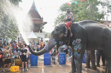 Ayutthaya Tayland 14 Nisan 2024: Songkarn festivalinde turistler arasında su sıçrattı