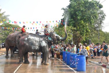 Ayutthaya Tayland 14 Nisan 2024: Songkarn festivalinde turistler arasında su sıçrattı