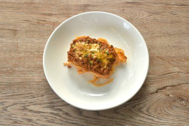 Spagetti soslu kızarmış domuz pirzolası ve ketçap soslu domates. 