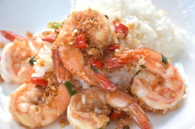 Kızarmış karides, sarımsak ve acılı pilav.